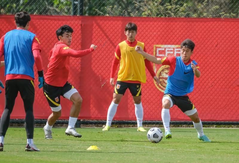 西甲-皇马1-0绝杀阿拉维斯纳乔染红巴斯克斯制胜西甲第18轮，皇马客场挑战阿拉维斯。